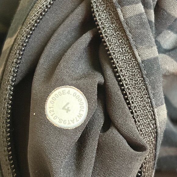 Lululemon Tracker Short V *4" Le Tigre Camo Deep Coal Multi - Size 4 - Picture 6 of 8